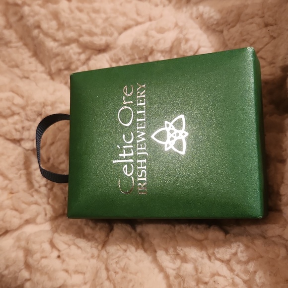 CELTIC ORE IRISH JEWELLERY  NIB TREE OF LIFE EARRINGS SILVER WITH GREEN STONE - Picture 2 of 2